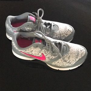 Nike training tennis shoes women’s 6.5 6-1/2